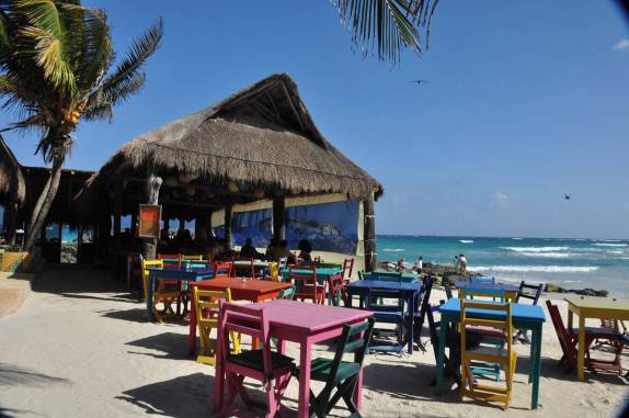 Restaurante muito bem locaiizado em praia de Tulum, na costa caribenha do Yucatán, no México